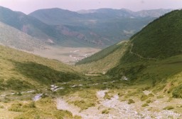 Вид с взлета в ур. Курчактор вниз в долину р. Чон-Курчак